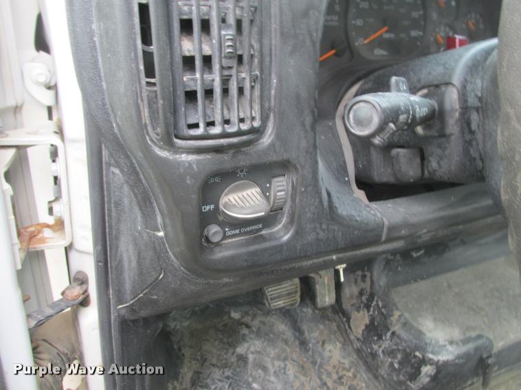 image for item K6158 2003 Chevrolet C5500 flatbed truck