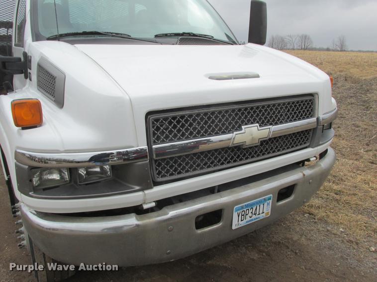 image for item K6159 2003 Chevrolet C5500 flatbed truck