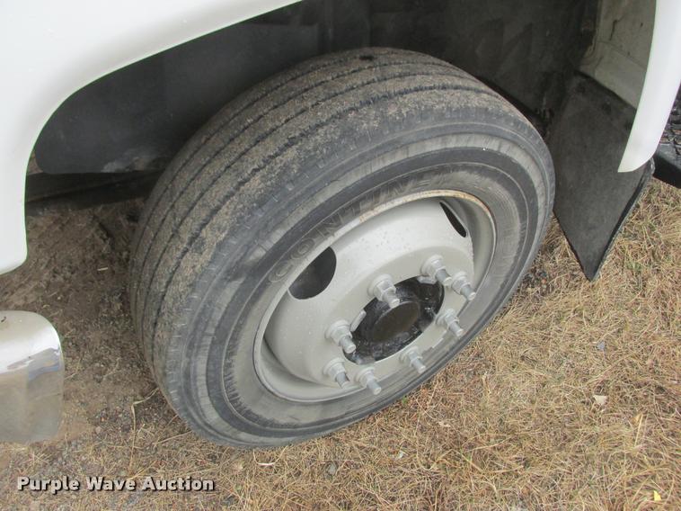 image for item K6159 2003 Chevrolet C5500 flatbed truck