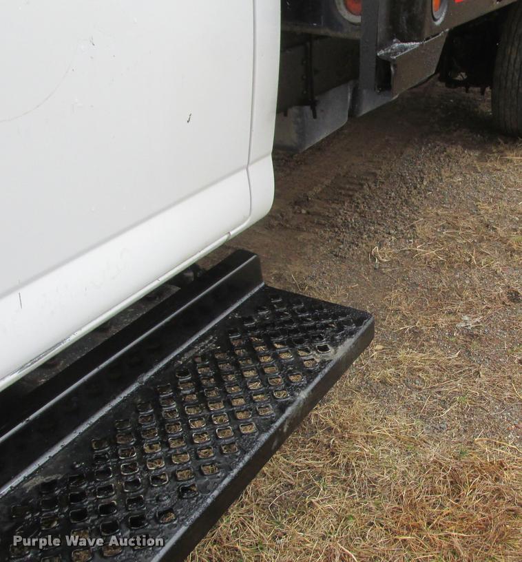 image for item K6159 2003 Chevrolet C5500 flatbed truck