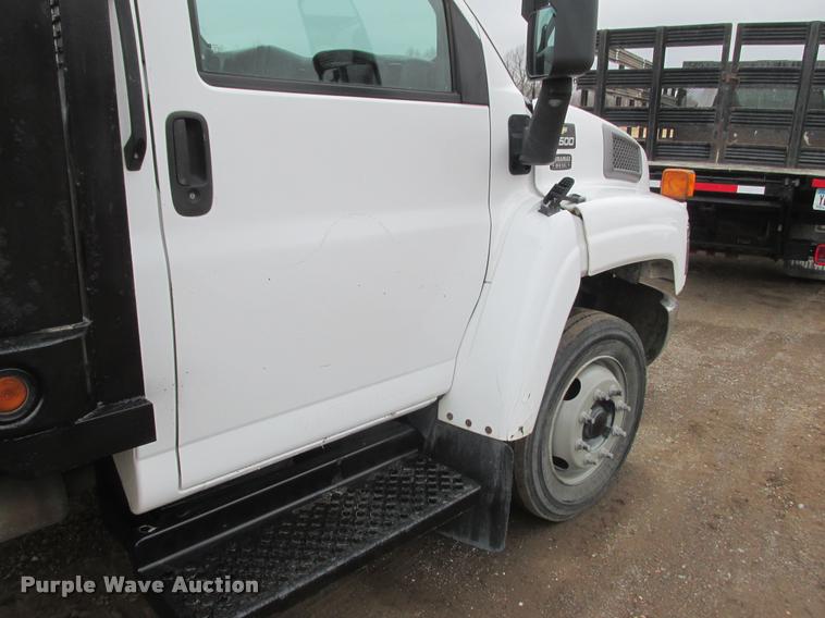 image for item K6159 2003 Chevrolet C5500 flatbed truck