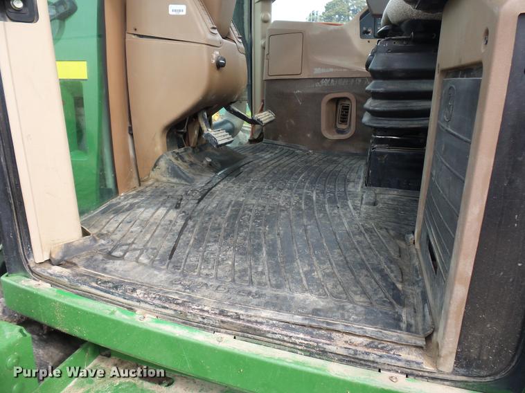 image for item L4658 2004 John Deere 9520 4WD tractor