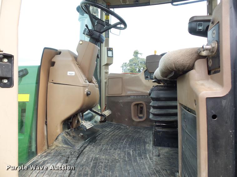 image for item L4658 2004 John Deere 9520 4WD tractor