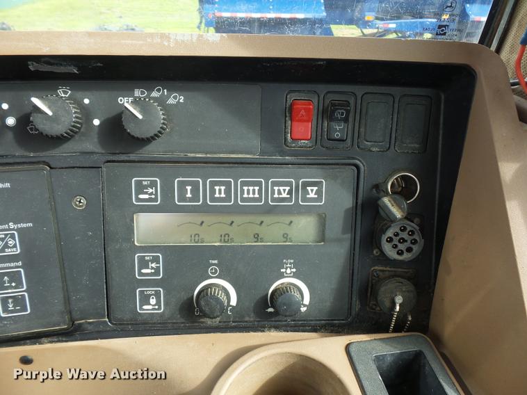 image for item L4658 2004 John Deere 9520 4WD tractor