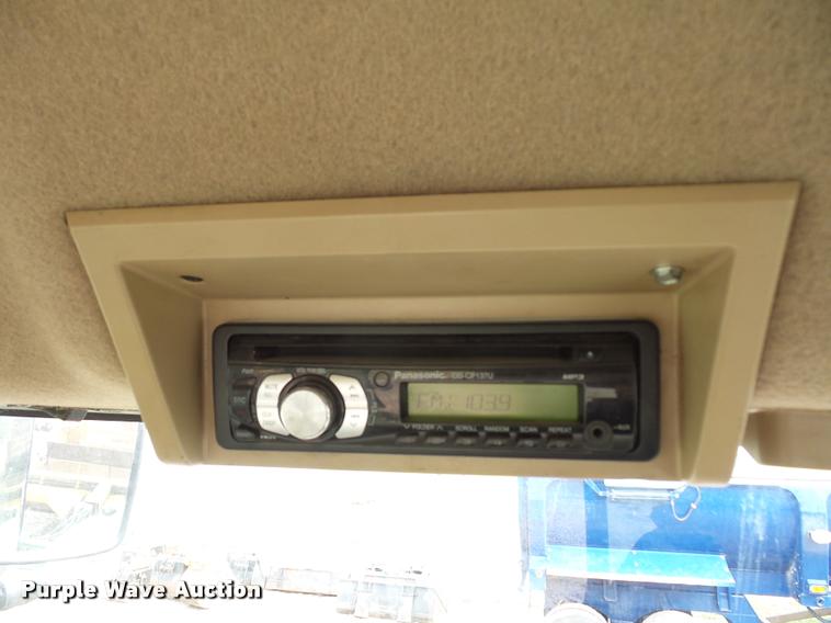 image for item L4658 2004 John Deere 9520 4WD tractor