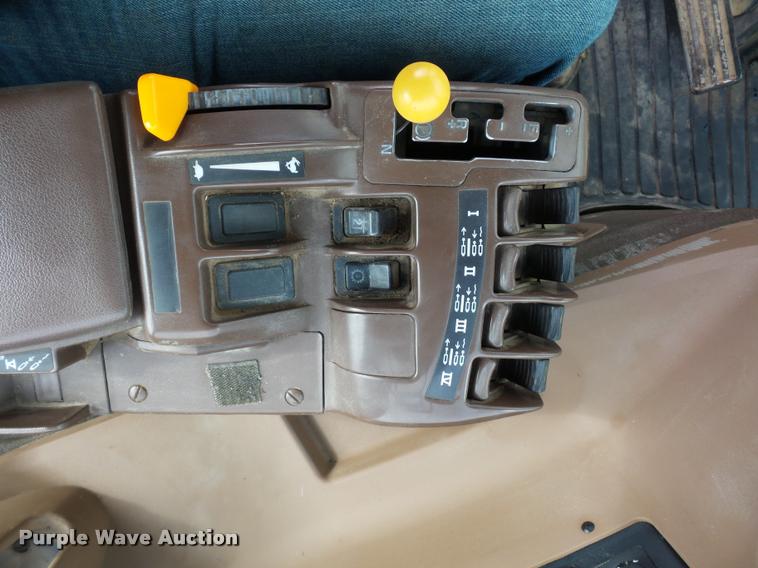 image for item L4658 2004 John Deere 9520 4WD tractor