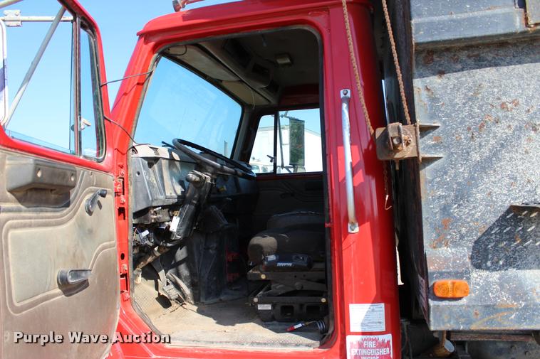 image for item L4961 1996 International 4900 dump truck
