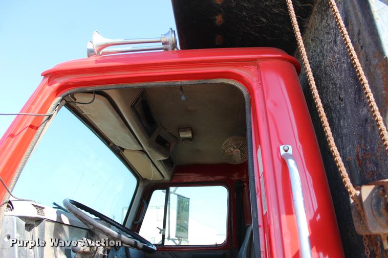 image for item L4961 1996 International 4900 dump truck