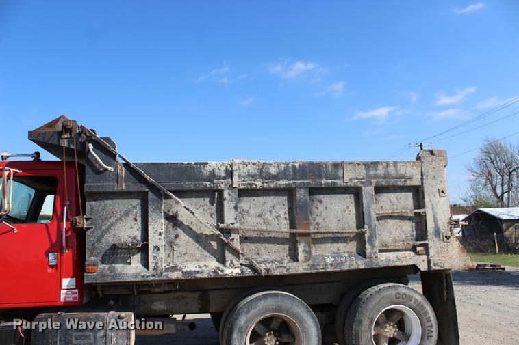 image for item L4961 1996 International 4900 dump truck