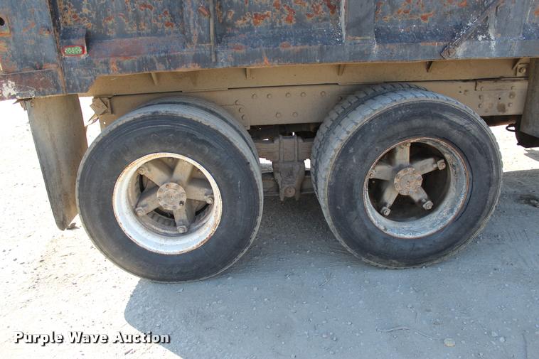 image for item L4961 1996 International 4900 dump truck