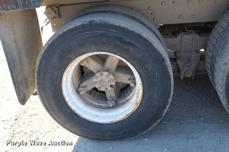 image for item L4961 1996 International 4900 dump truck