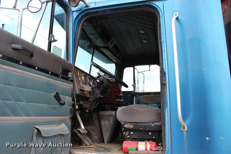 image for item L4971 1995 International 9400 dump truck