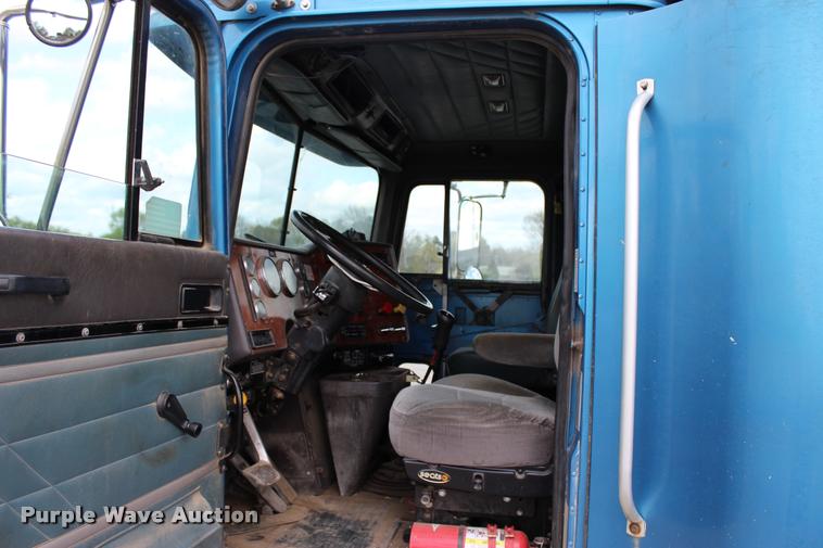 image for item L4971 1995 International 9400 dump truck