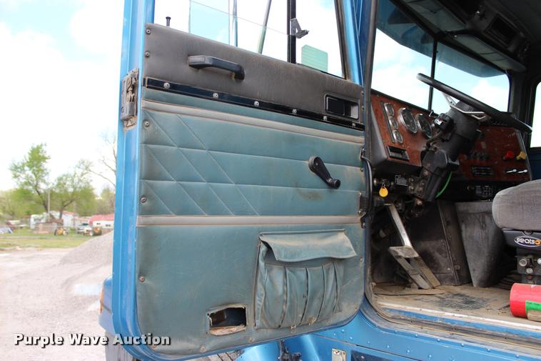 image for item L4971 1995 International 9400 dump truck