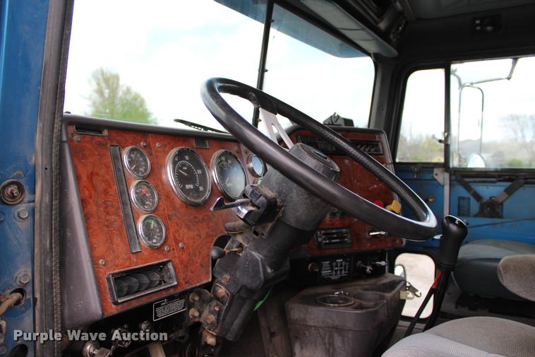 image for item L4971 1995 International 9400 dump truck