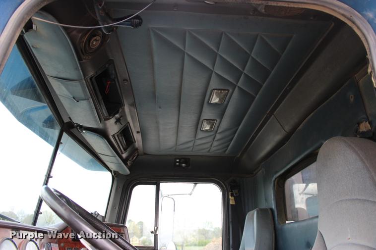 image for item L4971 1995 International 9400 dump truck