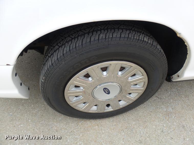 image for item CC9137 2005 Ford Crown Victoria Police Interceptor