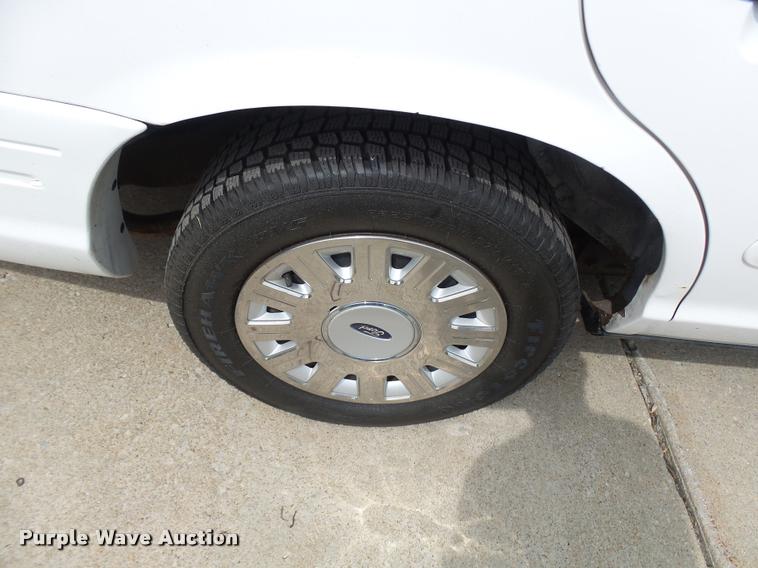 image for item CC9137 2005 Ford Crown Victoria Police Interceptor