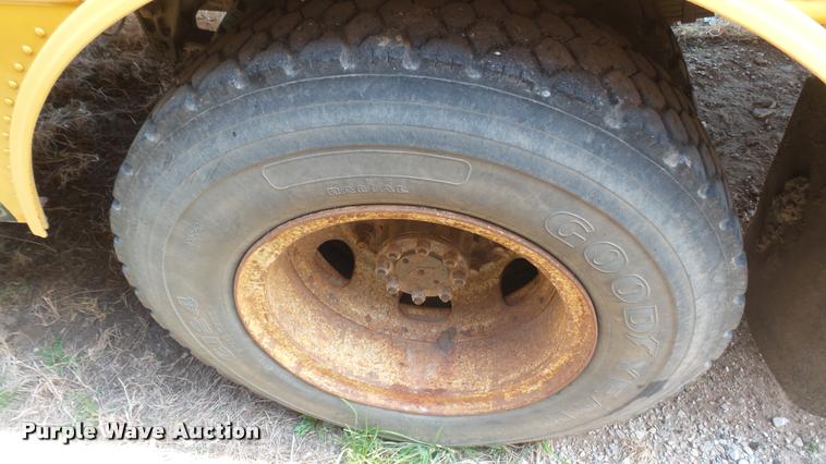 image for item DA0450 1997 International 3800 school bus