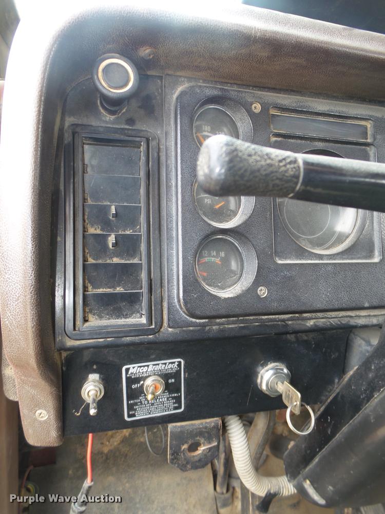 image for item DA0637 1981 International winch truck