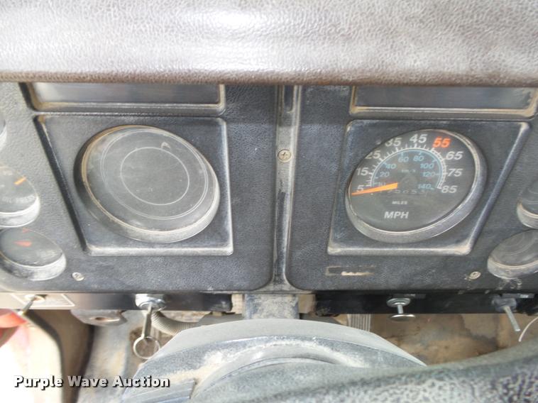 image for item DA0637 1981 International winch truck