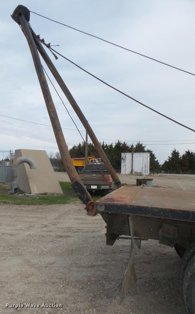 image for item DA0637 1981 International winch truck