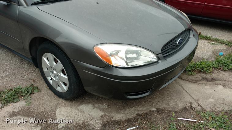 image for item DA5544 2004 Ford Taurus SE