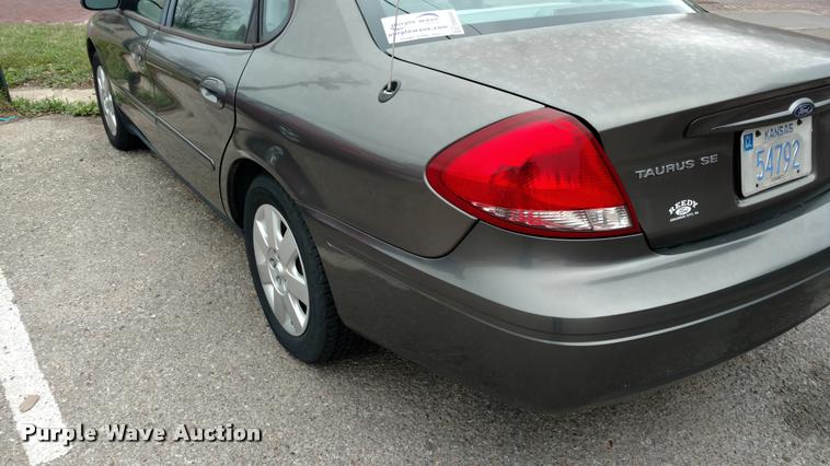image for item DA5544 2004 Ford Taurus SE