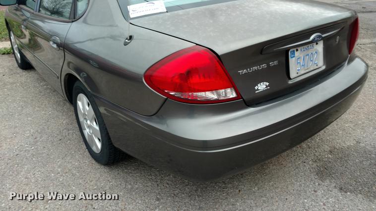 image for item DA5544 2004 Ford Taurus SE