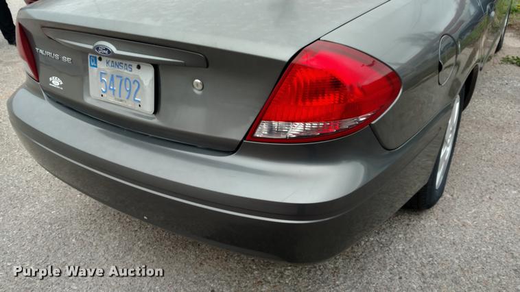 image for item DA5544 2004 Ford Taurus SE