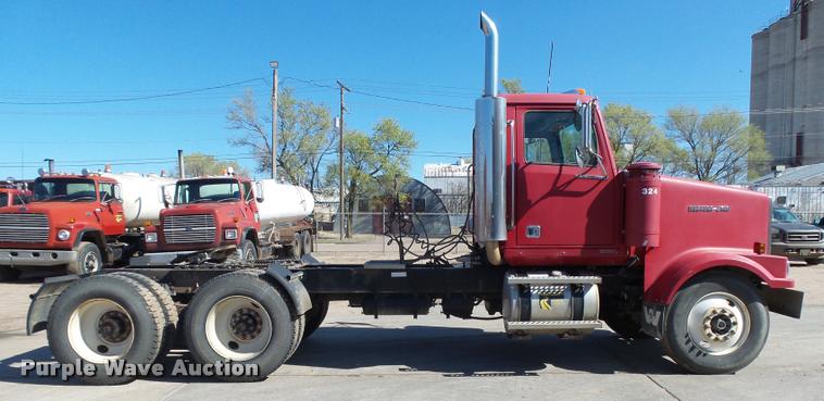 image for item DB2508 2004 Western Star 4900FA semi truck