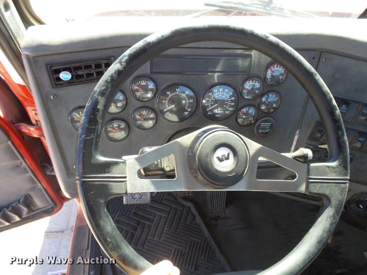 image for item DB2508 2004 Western Star 4900FA semi truck