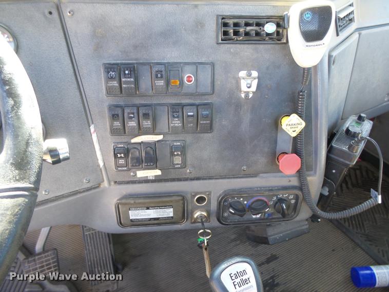 image for item DB2508 2004 Western Star 4900FA semi truck