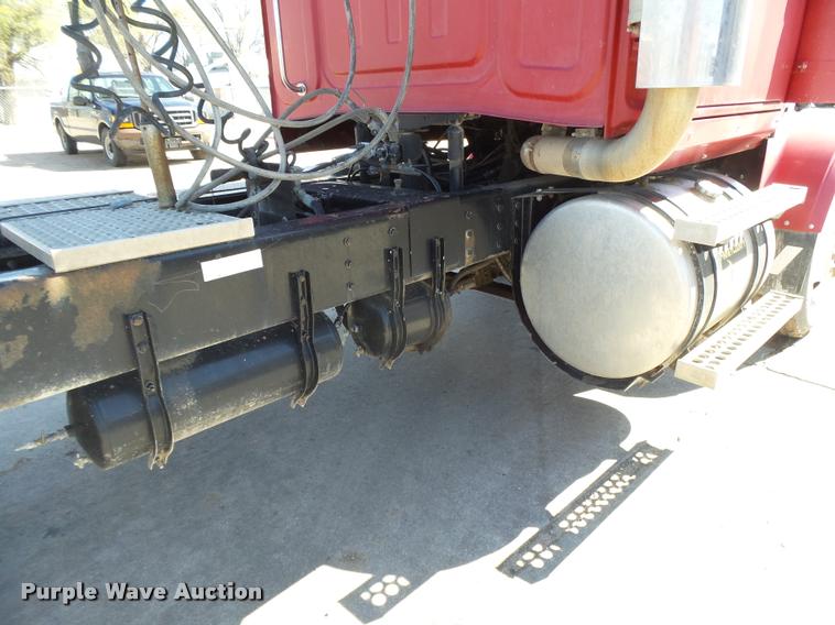 image for item DB2508 2004 Western Star 4900FA semi truck