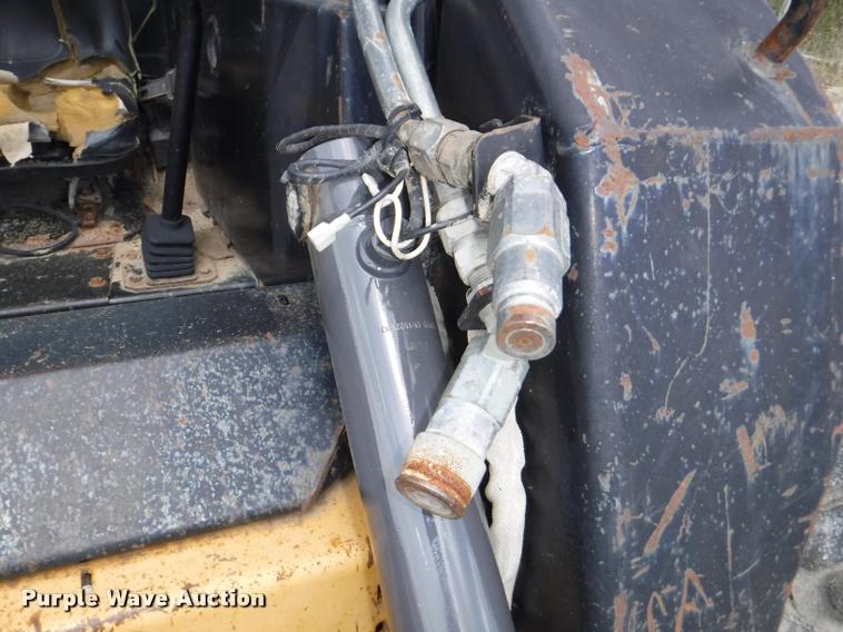 image for item DB3928 1998 New Holland LX865 skid steer