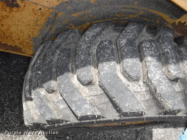 image for item DB3928 1998 New Holland LX865 skid steer