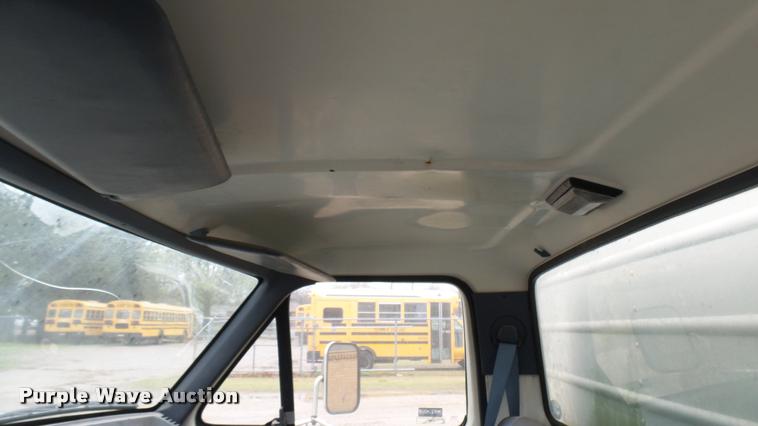 image for item DS9114 1989 Ford F350 box truck