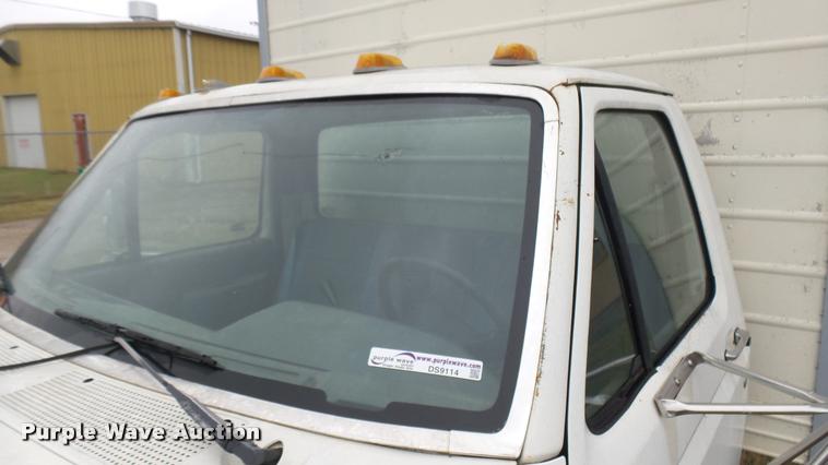 image for item DS9114 1989 Ford F350 box truck