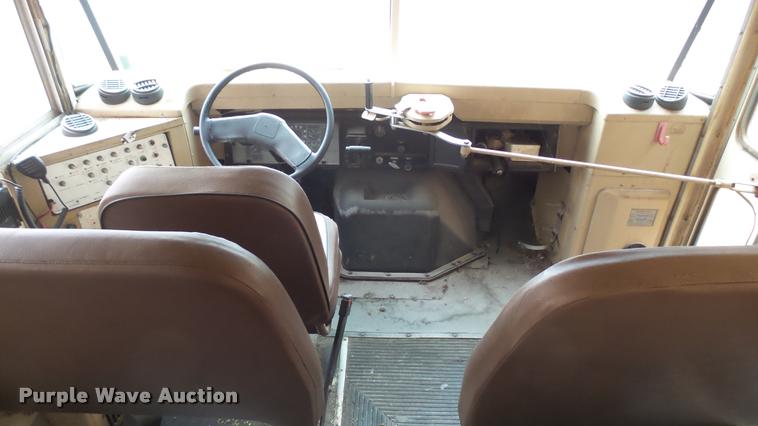 image for item DS9116 1991 International 3800 Blue Bird school bus