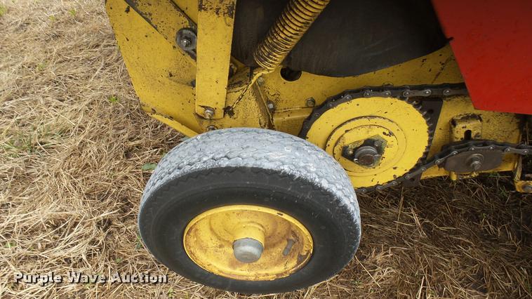 image for item DA2229 1991 New Holland 660 round baler