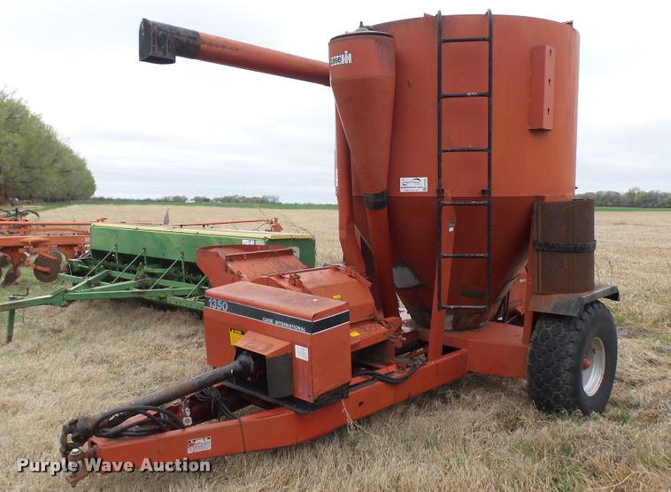 image for item DA2236 Case IH 1350 feed mixer/grinder