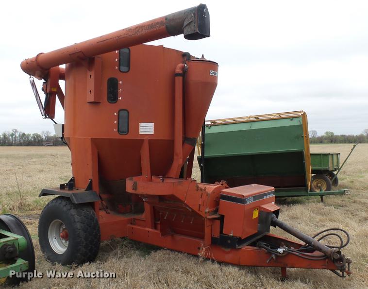 image for item DA2236 Case IH 1350 feed mixer/grinder