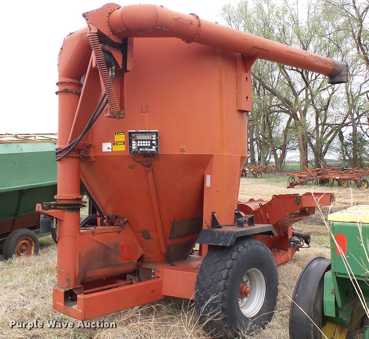 image for item DA2236 Case IH 1350 feed mixer/grinder