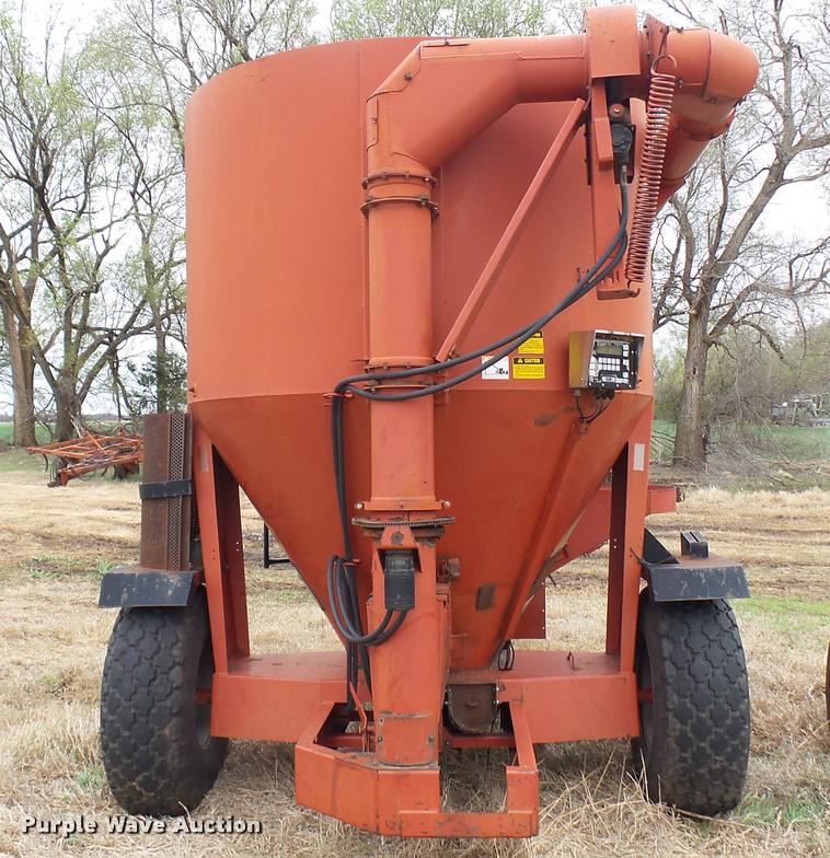 image for item DA2236 Case IH 1350 feed mixer/grinder