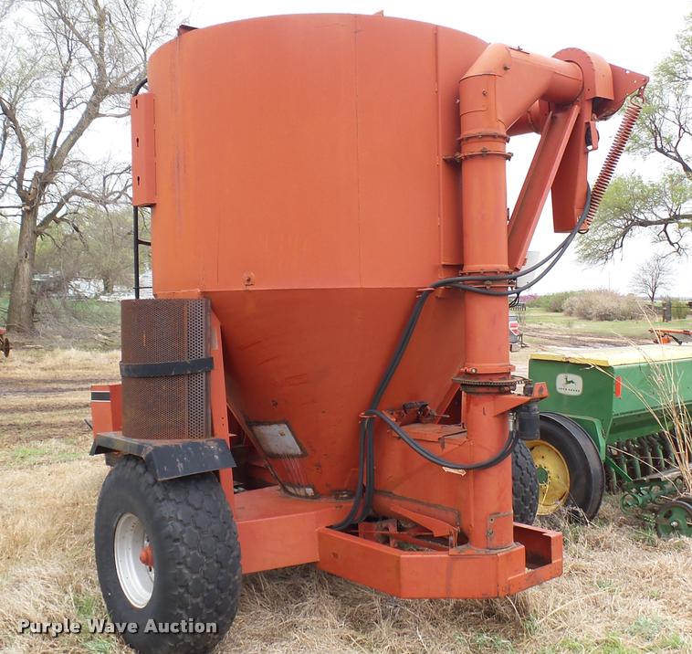 image for item DA2236 Case IH 1350 feed mixer/grinder