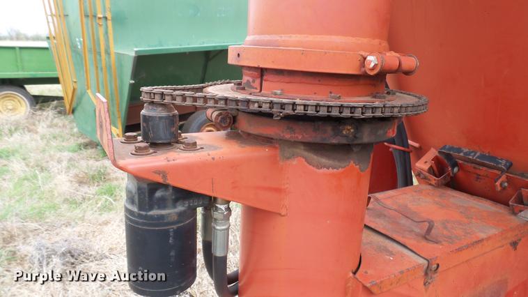 image for item DA2236 Case IH 1350 feed mixer/grinder