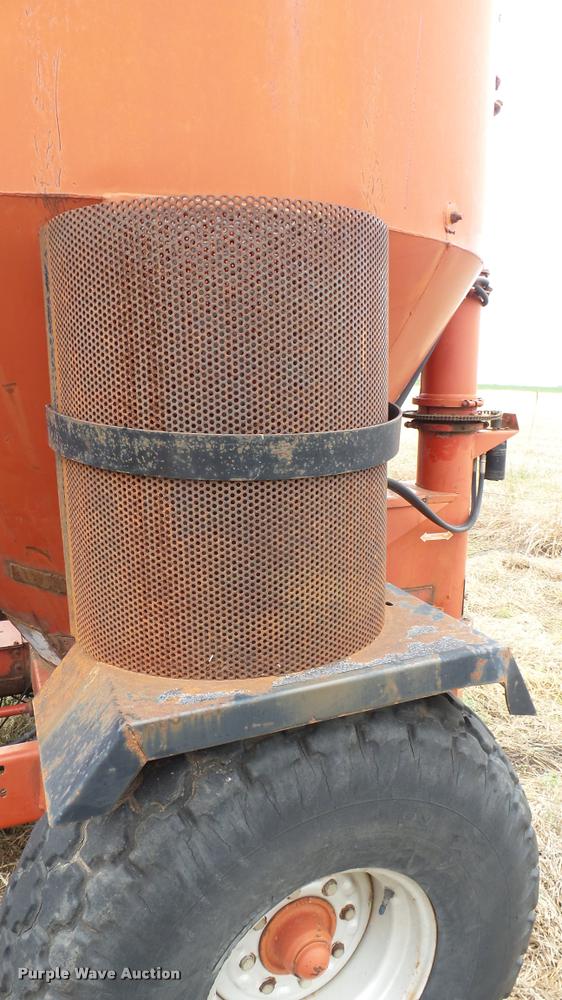 image for item DA2236 Case IH 1350 feed mixer/grinder