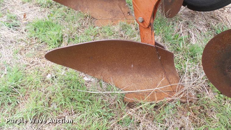 image for item DA2238 Allis Chalmers 2000 seven bottom plow