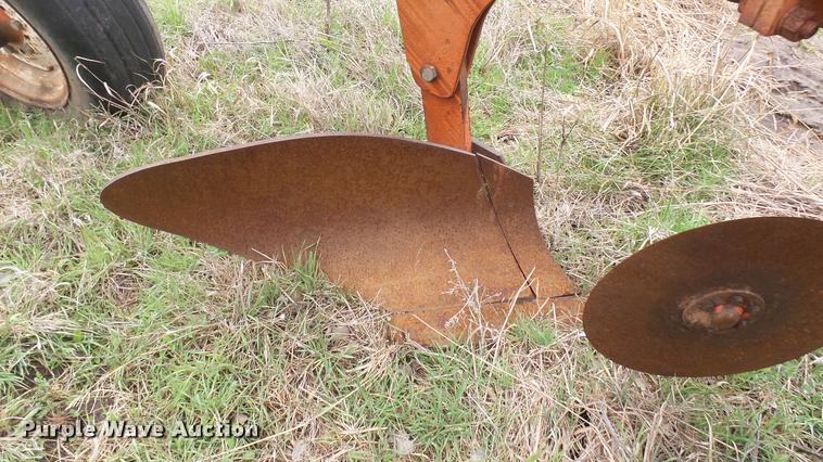 image for item DA2238 Allis Chalmers 2000 seven bottom plow