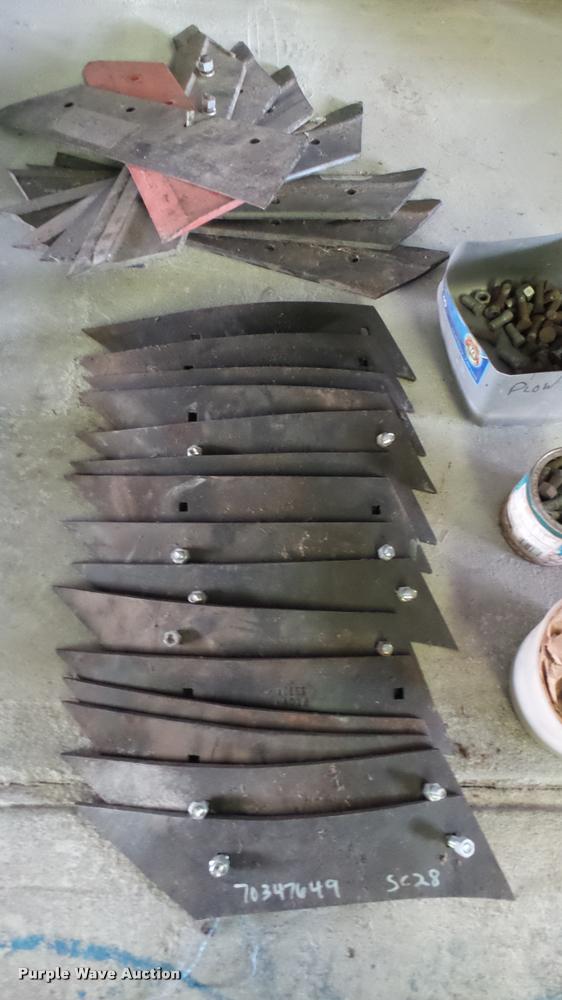 image for item DA2238 Allis Chalmers 2000 seven bottom plow